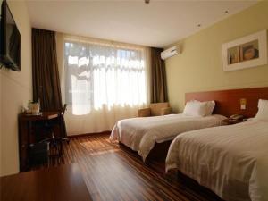 Llit o llits en una habitació de Jinjiang Inn Select Yantai Penglaige