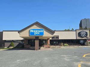 a roosty ray sign on the front of a building at Rodeway Inn in Sudbury +11 photos