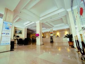 un vestíbulo de un hospital con sala de espera en Jinjiang Inn Select Yantai Penglaige, en Penglai