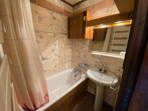 ein Badezimmer mit einem Waschbecken, einer Badewanne, einem WC und einem Waschbecken in der Unterkunft Smartstay Caron - Val Thorens in Val Thorens