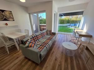 ein Wohnzimmer mit Sofa und Tisch in der Unterkunft Vila Brod in Ljubljana + 25 Fotos