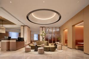 SongyuanにあるHilton Garden Inn Songyuan Ningjiangの円形の大天井のロビー