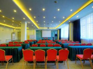 uma sala de conferências com mesas azuis e cadeiras vermelhas em Jinjiang Inn Liaoning Chaoyang Railway Station em Chaoyang