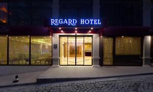 een gevel van een hotel met een bord waarop staat 'Reard Hotel' bij Regard Hotel in Istanbul