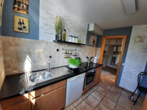 Kuchyň nebo kuchyňský kout v ubytování Gast Wohnung im Grünen Casa Weige