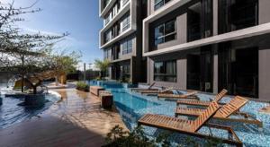 een rij stoelen naast een gebouw bij Hinn - Namm Hotel in Hua Hin