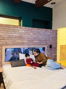 TV a/nebo společenská místnost v ubytování LOKAL Rooms x Murree Kashmir Point