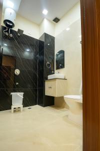 Koupelna v ubytování Hotel JB & Woodlark Zirakpur by Sidham Group of Hotels