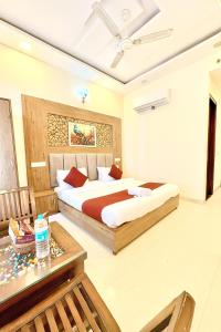 Postel nebo postele na pokoji v ubytování Hotel JB & Woodlark Zirakpur by Sidham Group of Hotels + 25 fotografií