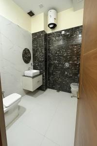 Koupelna v ubytování Hotel JB & Woodlark Zirakpur by Sidham Group of Hotels