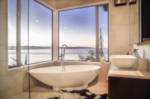 Koupelna v ubytování Seawatch - Nelson Holiday Home