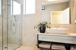 Koupelna v ubytování Seawatch - Nelson Holiday Home + 7 fotografií