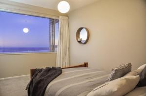 Postel nebo postele na pokoji v ubytování Seawatch - Nelson Holiday Home