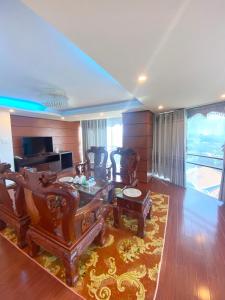 uma grande sala de estar com mesa e cadeiras em Khu Nghỉ Dưỡng Đoàn 298 Khu 7 Tầng em Long Hai