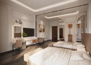 une grande chambre avec deux lits et un bureau dans l'établissement Heaven, à Xuân Viên