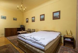 Postel nebo postele na pokoji v ubytování Pension Dientzenhofer