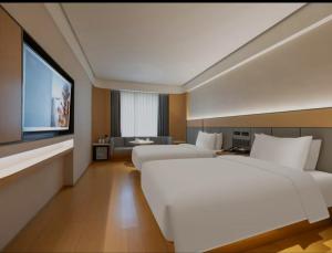 Un pat sau paturi într-o cameră la JI Hotel Beijing South Railway Station Jiaomen West Subway Station