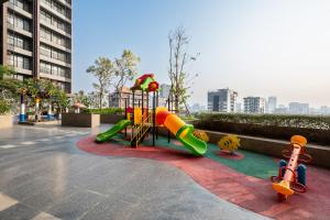 金边Comfy Apartment-Perfect City Stay at TK Area的城市里带滑梯的游乐场