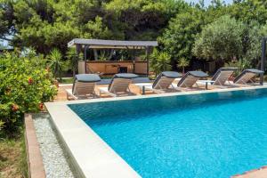 una piscina con sedie e un gazebo di bolinajazz a Lampedusa
