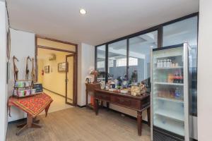 Η κουζίνα ή μικρή κουζίνα στο RedDoorz near Gubeng Station Surabaya