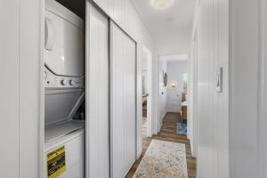 una cocina con lavadora y secadora y un pasillo en Desert Winds SkyHouse Mountain View Retreat, en Desert Hot Springs