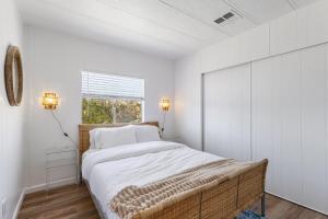 Un dormitorio con una cama grande y una ventana en Desert Winds SkyHouse Mountain View Retreat, en Desert Hot Springs