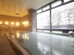 een kamer met een zwembad met een raam bij Hotel Selan in Shimotakai +201 foto's