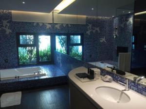 a bathroom with a sink and a tub and a mirror at All-Ur Boutique Motel - Xinzhuang Branch in Xinzhuang