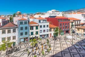 uma vista aérea de uma cidade com edifícios em Casa da Praça Apartments - by Casas na Ilha em Funchal