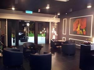 un restaurante con sillas y mesas en una habitación en Cappuccino Hotel @ Mount Austin, en Johor Bahru