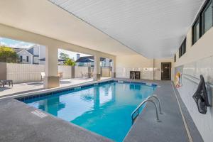 サバンナにあるComfort Suites Savannah Gateway I-95の建物内の青い水のプール