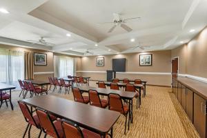 サバンナにあるComfort Suites Savannah Gateway I-95の会議室(テーブル、椅子、表彰台付) +67枚の写真