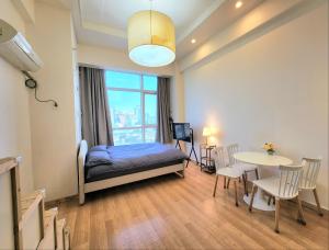 une chambre avec un lit, une table et une fenêtre dans l'établissement Seoul Station Urban View Room, à Séoul