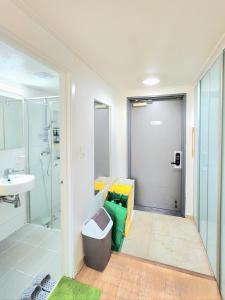 une salle de bain avec douche, lavabo et toilettes dans l'établissement Seoul Station Urban View Room, à Séoul 51 autres photos