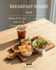 ein Frühstücksbrett mit einem Tablett mit Speisen auf einem Tisch in der Unterkunft Ratana Hotel Sakdidet, PHUKET TOWN in Phuket