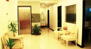 TV a/nebo společenská místnost v ubytování Adel Hotel