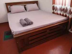 Una cama con dos toallas encima en Ocean View Guest House, en Ahangama