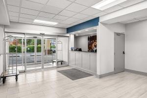 Una oficina vacía con un vestíbulo con puertas de cristal en Comfort Inn Indianapolis East, en Indianápolis 62 fotos más