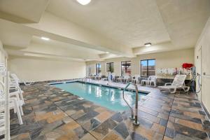 una gran piscina con sillas y un alfabedor de piscinas en Comfort Inn Indianapolis East, en Indianápolis