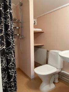 LimaにあるBondasgårdenのトイレと洗面台のあるバスルーム +24枚の写真