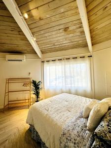 Un dormitorio con una cama grande y una ventana en Round House with Mountain View and Hot Tub, en Luray