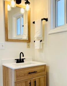 un baño con lavabo y espejo en Round House with Mountain View and Hot Tub, en Luray 24 fotos más