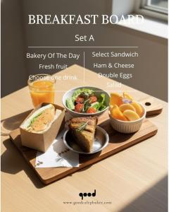 ein Frühstücksbrett mit einem Tablett mit Speisen und Getränken in der Unterkunft Ratana Hotel Sakdidet, PHUKET TOWN in Phuket