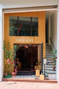 ein Gebäude mit dem Eingang zu einer Harmaarmaarmaarmaastery in der Unterkunft Hanique Cafe and Stay in Hanoi