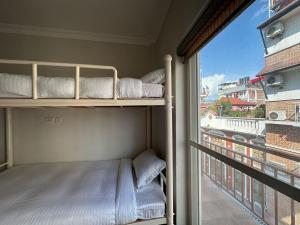 una camera con 2 letti a castello accanto a una finestra di Hotel Sohum a Kathmandu