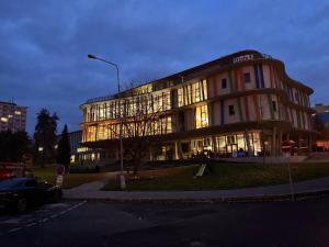 a building with a lot of windows on a street at Podzámčí - útulný byt na nábřeží pod zámkem in Děčín