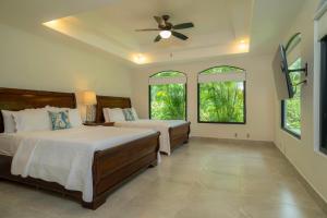 Postel nebo postele na pokoji v ubytování Casa Patron 6 bdrs pool in Los Suenos + 57 fotografií