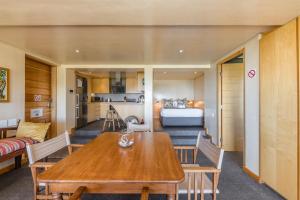 una camera con tavolo in legno e un soggiorno di Glencoe 40 a Città del Capo