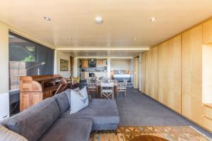 un soggiorno con divano e cucina di Glencoe 40 a Città del Capo Altre 14 foto