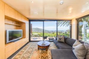 un soggiorno con un divano e una TV di Glencoe 40 a Città del Capo